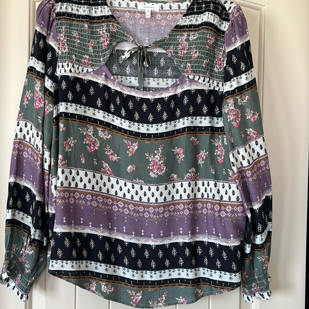 Maurice’s lightweight long slv blouse. Sweet cleavage tie. Size Med colorful.